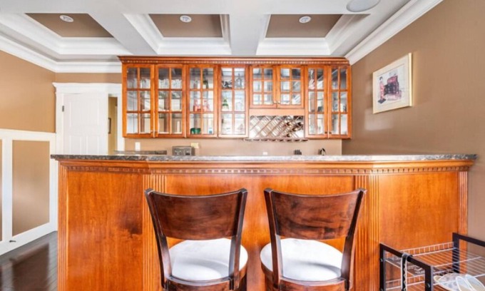 Saanich House | Twinview executive one-bedroom suite