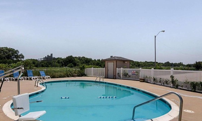 Van Buren Hotel | Two Affordable Rooms with Complimentary Breakfast | Pool Access