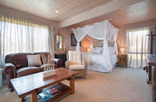 Bowentown Apartment | Two Bare Feet