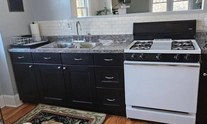 Lake Bluff Apartment | Two Bed/1 Bath Apartment - East Lake Bluff - In Village Location