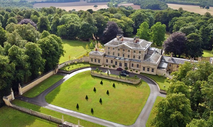 Hickleton Apartment | Two bed apartment in historic stately hall. A beautiful Georgian period property