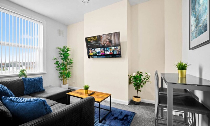 West Bromwich Apartment | Two Bed Apartment - Smart TV - WIFI
