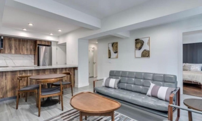 West End Apartment | Two Bed & Breakfast Eterno Davie Village by Sunset Beach & Parking