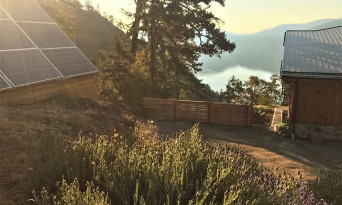 Malahat Cottage | Two-Bed Cabin – Breathtaking Fjord View at the Summit House.