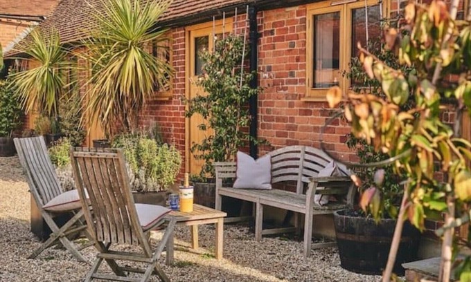 Maidensgrove House | Two Bed Pretty Countryside Barn with indoor pool
