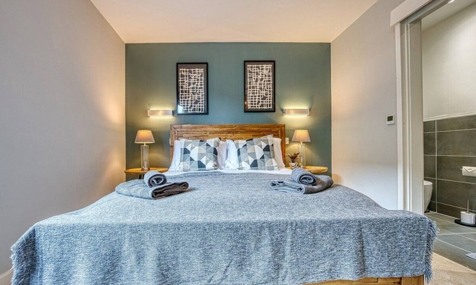 Southampton City Centre Apartment | Two Bed Room City Apartment Southampton near Ocean Village, Sleeps 6