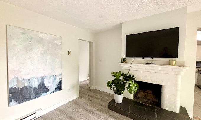 Kitsilano Apartment | Two Bed with Huge Deck: Heart of Kits & 5 mins from Beach