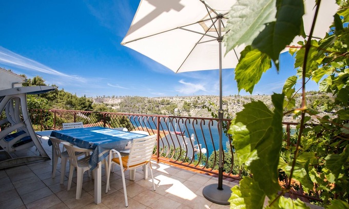 Bobovisca Apartment | Two bedroom apartment with balcony and sea view Bobovišća na Moru, Brač (A-11901-a)