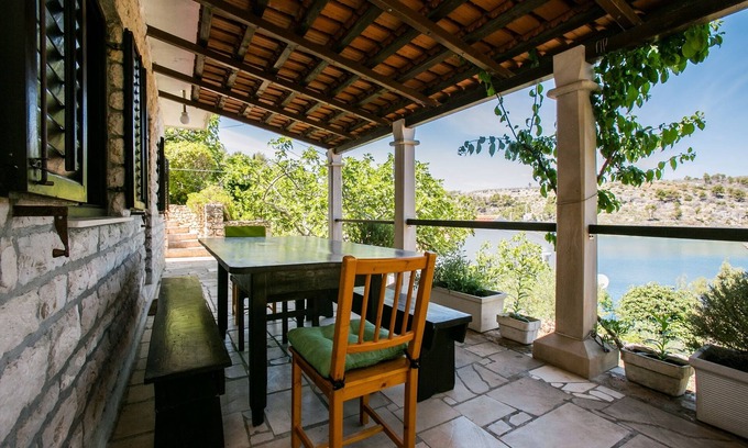 Bobovisca Apartment | Two bedroom apartment with terrace and sea view Bobovišća na Moru, Brač (A-11901-b)