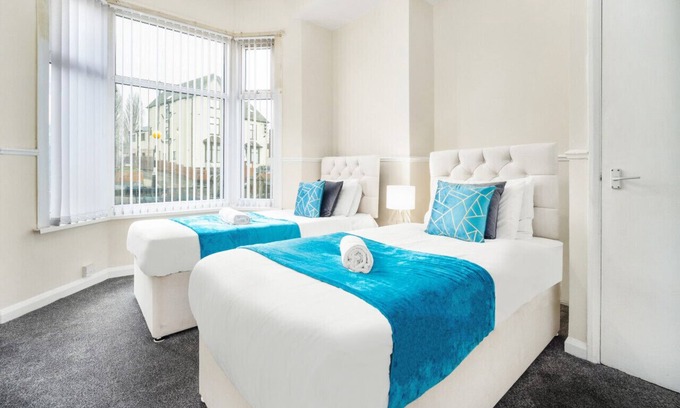 West Bromwich Apartment | Two Bedroom Apartment - Twin Beds - Smart TV - WIFI
