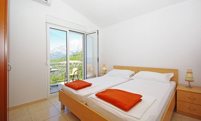Bratus Apartment | Two bedroom apartment with balcony and sea view Krvavica, Makarska (A-18911-c)