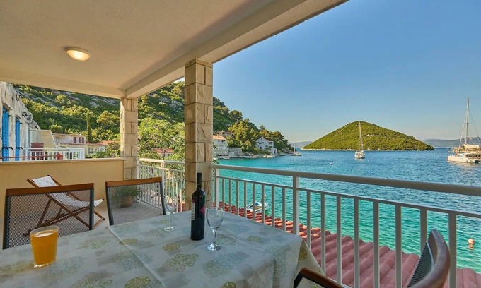 Prozurska Luka Apartment | Two bedroom apartment with terrace and sea view Prožurska Luka, Mljet (A-22333-b)