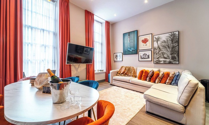 Hope Street Apartment | Two Bedroom Apartment 106 (Sleeps 6)