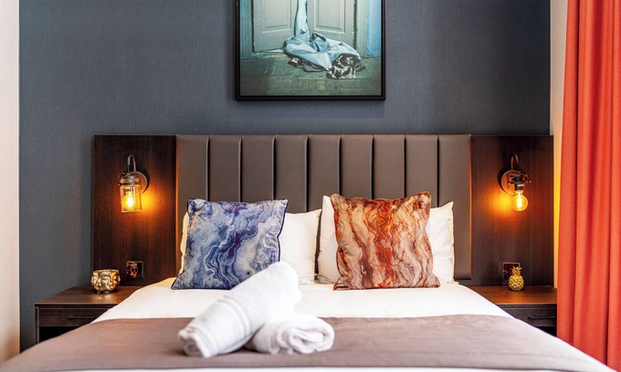 Hope Street Apartment | Two Bedroom Apartment 207 (Sleeps 7)