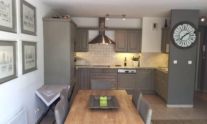 Lourmarin Apartment | Two Bedroom Apartment with Air Conditioning, Parking and Elevator in Lourmarin