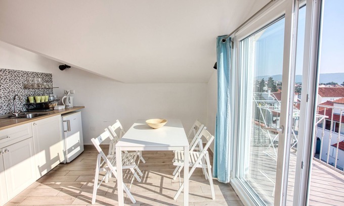 Zaboric Apartment | Two bedroom apartment near beach Žaborić, Šibenik (A-20082-i)