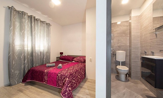 Igrane Apartment | Two bedroom apartment near beach Igrane, Makarska (A-18405-a)