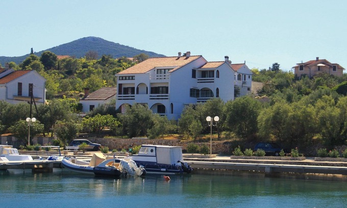 Lukoran Apartment | Two bedroom apartment near beach Lukoran, Ugljan (A-8397-b)