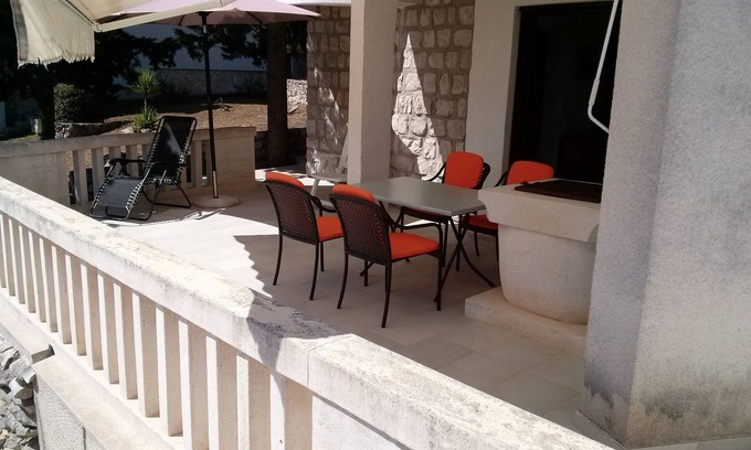 Lukoran Apartment | Two bedroom apartment near beach Lukoran, Ugljan (A-8494-b)
