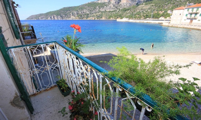 Komiza Apartment | Two bedroom apartment near beach Komiža, Vis (A-8533-b)