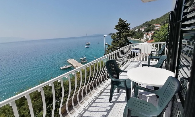 Brist Apartment | Two bedroom apartment near beach Brist, Makarska (A-505-a)