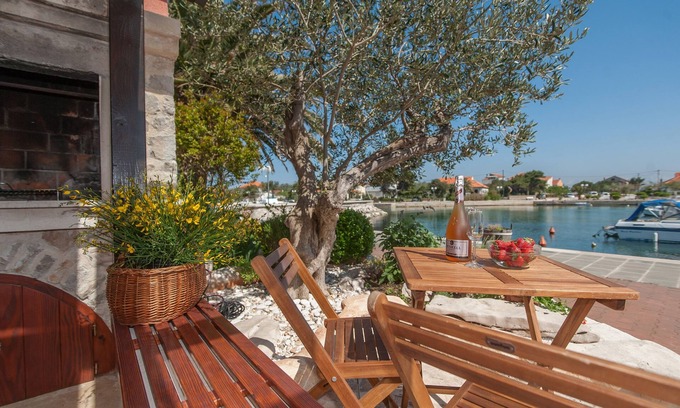 Poljana Apartment | Two bedroom apartment near beach Poljana, Ugljan (A-8432-a)