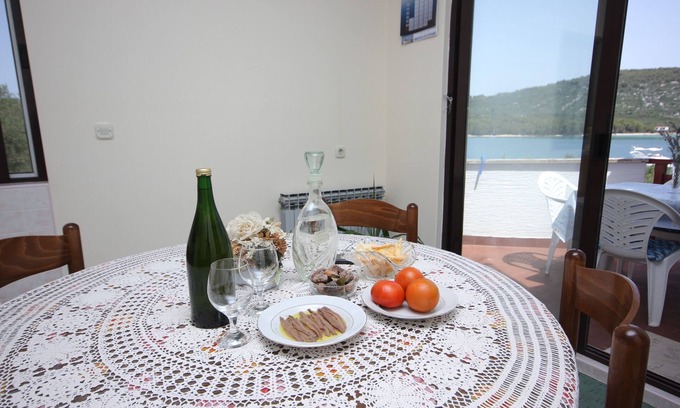 Municipality of Kali Apartment | Two bedroom apartment near beach Cove Mala Lamjana, Ugljan (A-347-b)