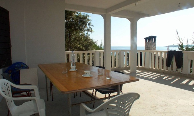 Milna Apartment | Two bedroom apartment near beach Milna, Vis (A-3036-c)