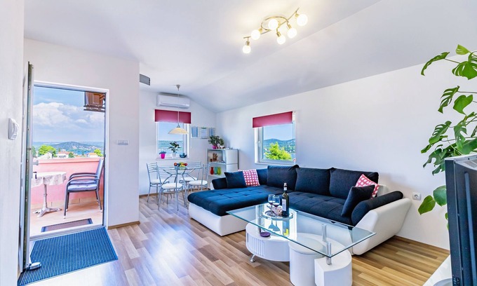 Bilice Apartment | Two bedroom apartment with balcony and sea view Bilice, Krka (A-13545-a)