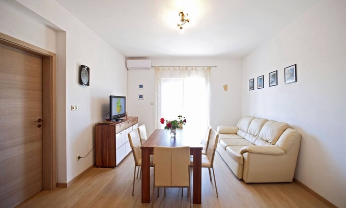Gornje Selo Apartment | Two bedroom apartment with balcony Gornje selo, Šolta (A-15545-a)