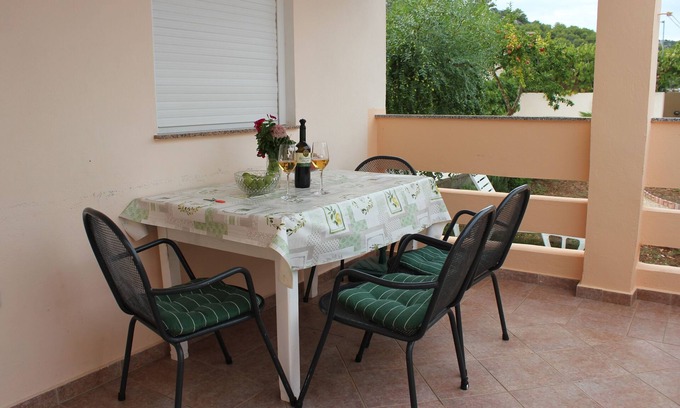 Lukoran Apartment | Two bedroom apartment with terrace Lukoran, Ugljan (A-836-c)