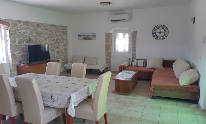Lukoran Apartment | Two bedroom apartment with terrace Lukoran, Ugljan (A-11203-a)