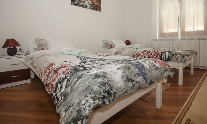 Licko Lesce Apartment | Two bedroom apartment with terrace Ličko Lešće, Velebit (A-20985-a)