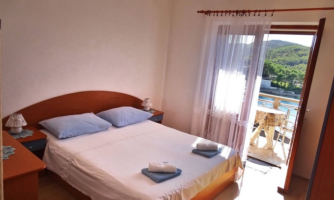 Povlja Apartment | Two bedroom apartment with balcony and sea view Povlja, Brač (A-14399-c)