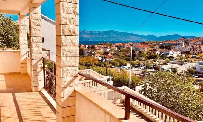 Sutivan Apartment | Two bedroom apartment with terrace and sea view Sutivan, Brač (A-2846-b)