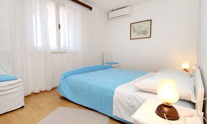 Vrboska Apartment | Two bedroom apartment with terrace and sea view Vrboska, Hvar (A-541-a)