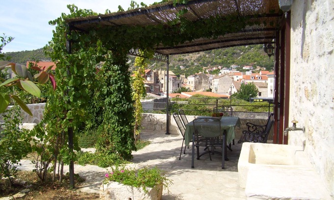 Komiza Apartment | Two bedroom apartment with terrace Komiža, Vis (A-9247-a)