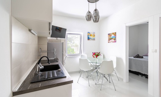 Poljana Apartment | Two bedroom apartment with air-conditioning Poljana, Ugljan (A-8419-b)