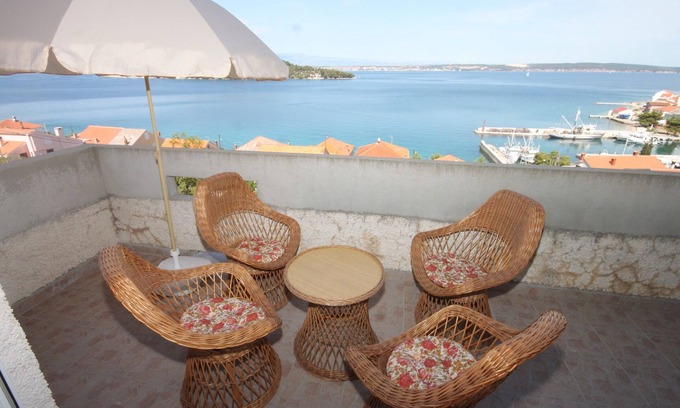 Kali Apartment | Two bedroom apartment with terrace and sea view Kali, Ugljan (A-8235-a)