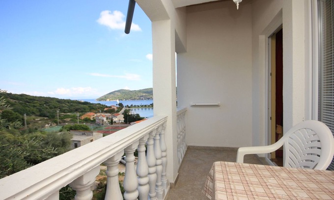 Cove Rogacic Apartment | Two bedroom apartment with terrace and sea view Vis (A-8531-c)