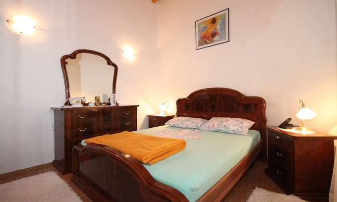 Milna Apartment | Two bedroom apartment with terrace and sea view Milna, Vis (A-8896-a)
