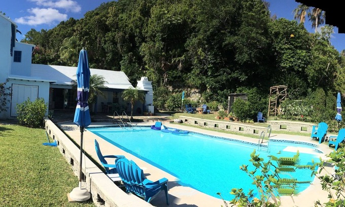 Southampton House | Two-bedroom cottage with lovely pool - central, near beaches, great location!