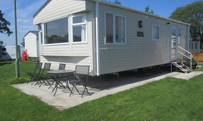 York House | Two bedroom caravan sleeping 4 people with one double and one twin room.