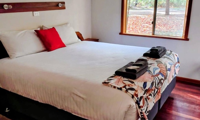 Peerabeelup Cottage | Two Bedroom Cottage - sleeps 4 - Self contained 2 Bedroom Cottage 1 King and 1 Queen