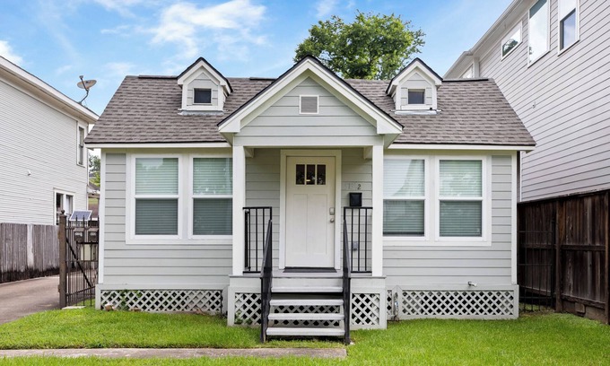 Greater Heights House | Two-bedroom cottage house in prime central location
