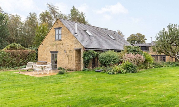 Whichford Cottage | Two bedroom dog friendly holiday cottage with wood burning stove - Tyte Cottage