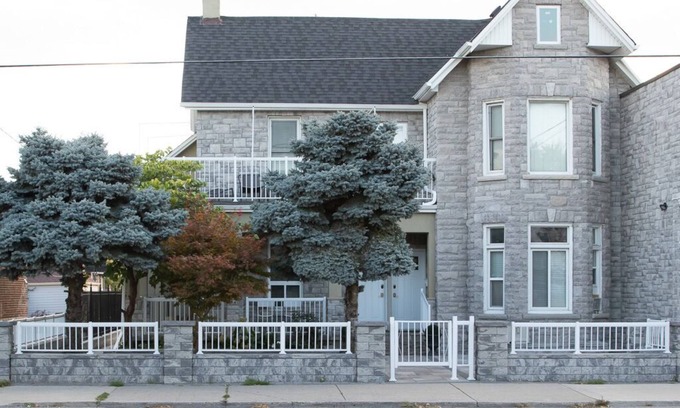 Brookhaven House | TWO BEDROOM EXECUTIVE VACATION HOME