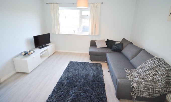 Hanham House | Two Bedroom House Inbetween Bristol & Bath, Slps 4