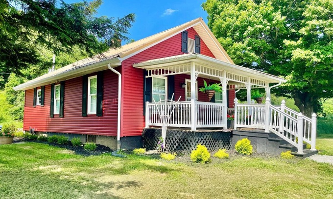 Fresno House | Two Bedroom House Close to Local Favorites