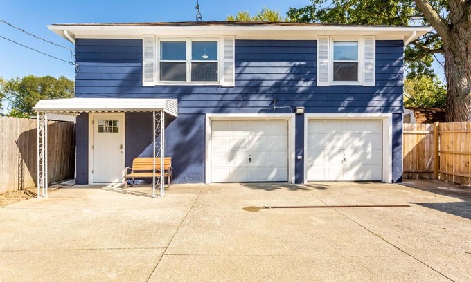 Lorain Apartment | TWO BEDROOM HOUSE WITH FREE PARKING